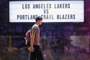 开拓者众将出场秀：杨瀚森背着粉色书包 格兰特传统服饰亮眼