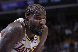 打得还可以！艾顿半场8中5贡献10分4板1助1断