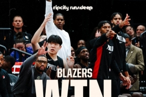 开拓者官方晒赢球海报：利拉德&杨瀚森入镜 替补席众将庆祝