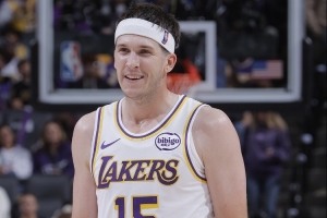 解说：里夫斯有不吃手感的能力 他目前的身价得4000万美元