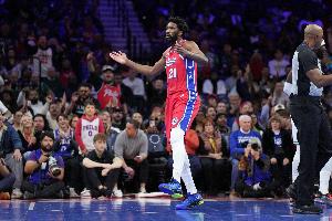 媒体人：恩比德是唯一投三分时伸腿踢裆还能罚三球的人