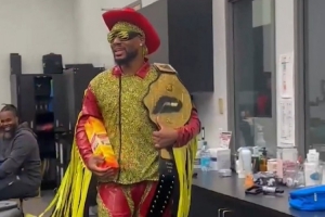 整活儿！利拉德Cosplay兰迪-萨维奇经典造型 引更衣室一阵惊呼