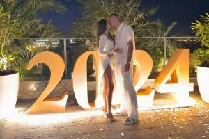 年长五岁的姐弟恋舍什科女友现场加油，两人已低调交往多年