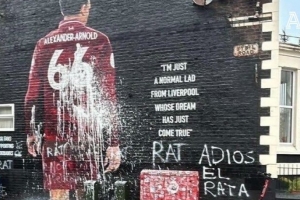 英媒晒视频：被污损的阿诺德的壁画已被清洗干净