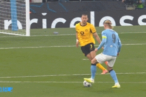 可惜！萨维尼奥右路内切后横敲，哈兰德弧顶起脚打门太正被没收