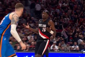 里斯：压哨3分是随手扔的运气球 队友&教练都信任我 我就自信出手