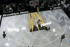 打出火药味！斯图尔特卡位推翻克拉克斯顿 前者升级一级恶犯