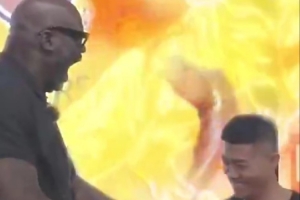 奥尼尔单手劈砖：我已经学会中国功夫了 现在我就是功夫鲨鱼